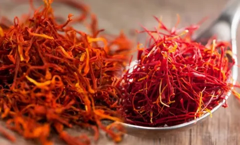 تصویر 1 از زعفران توکلی نژاد اصل با کیفیت ممتاز و رنگ‌ دهی طبیعی بسیار بالا